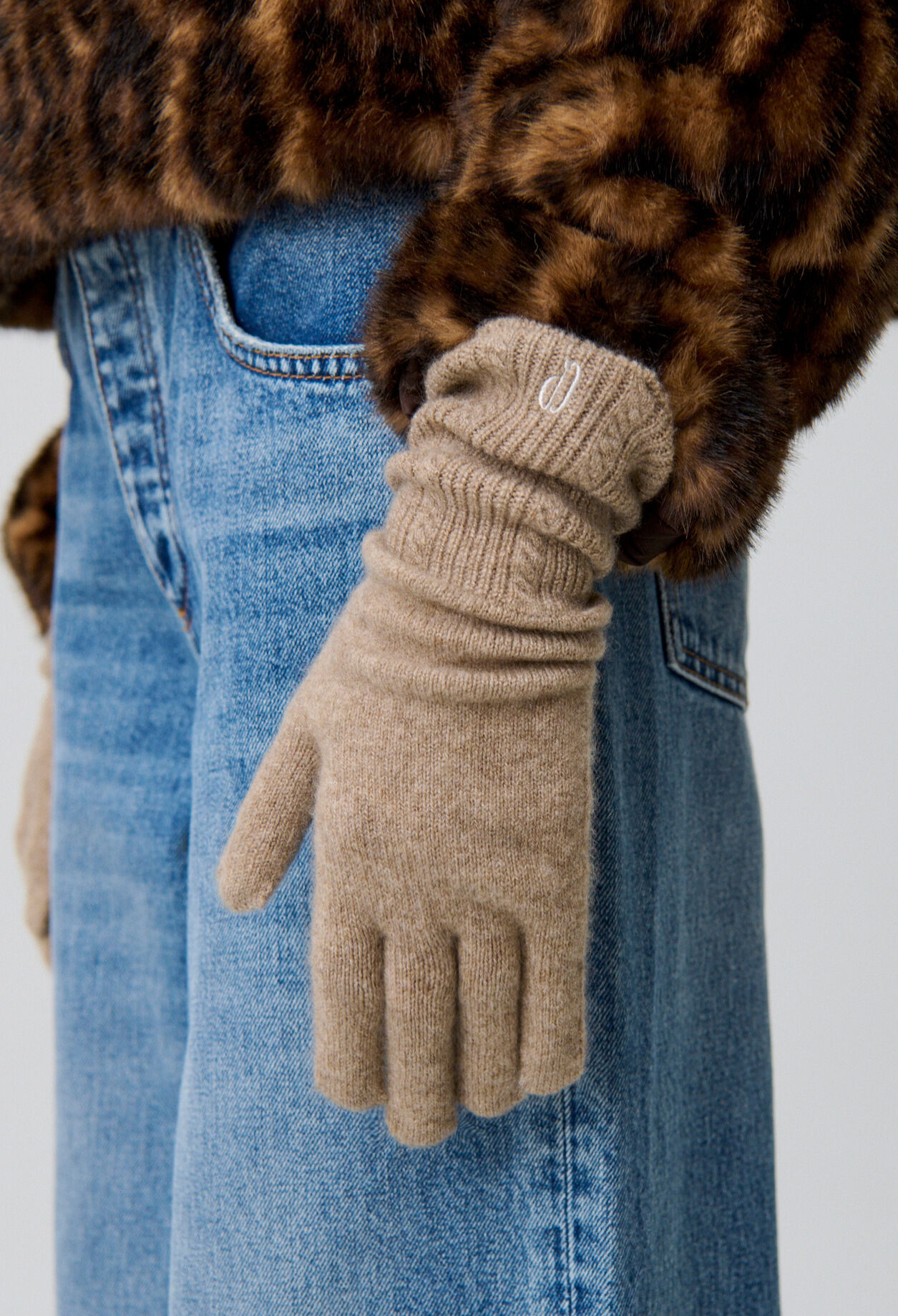 Knit gloves