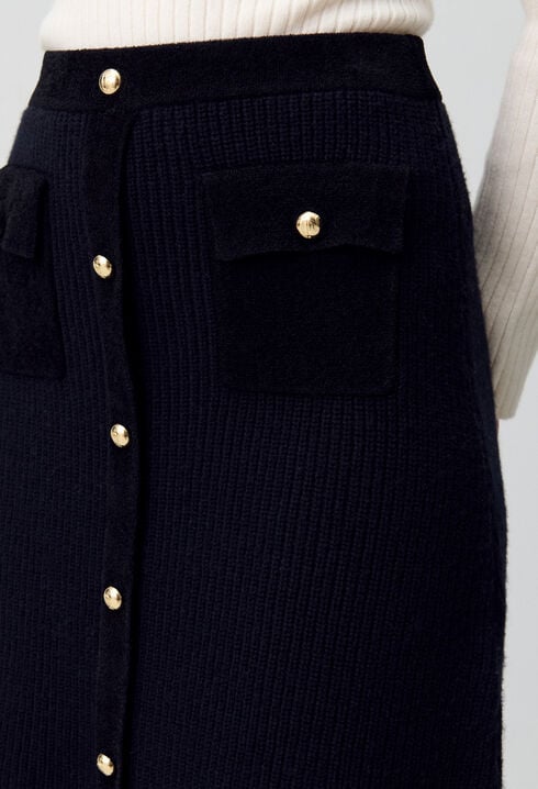 Short knitted skirt