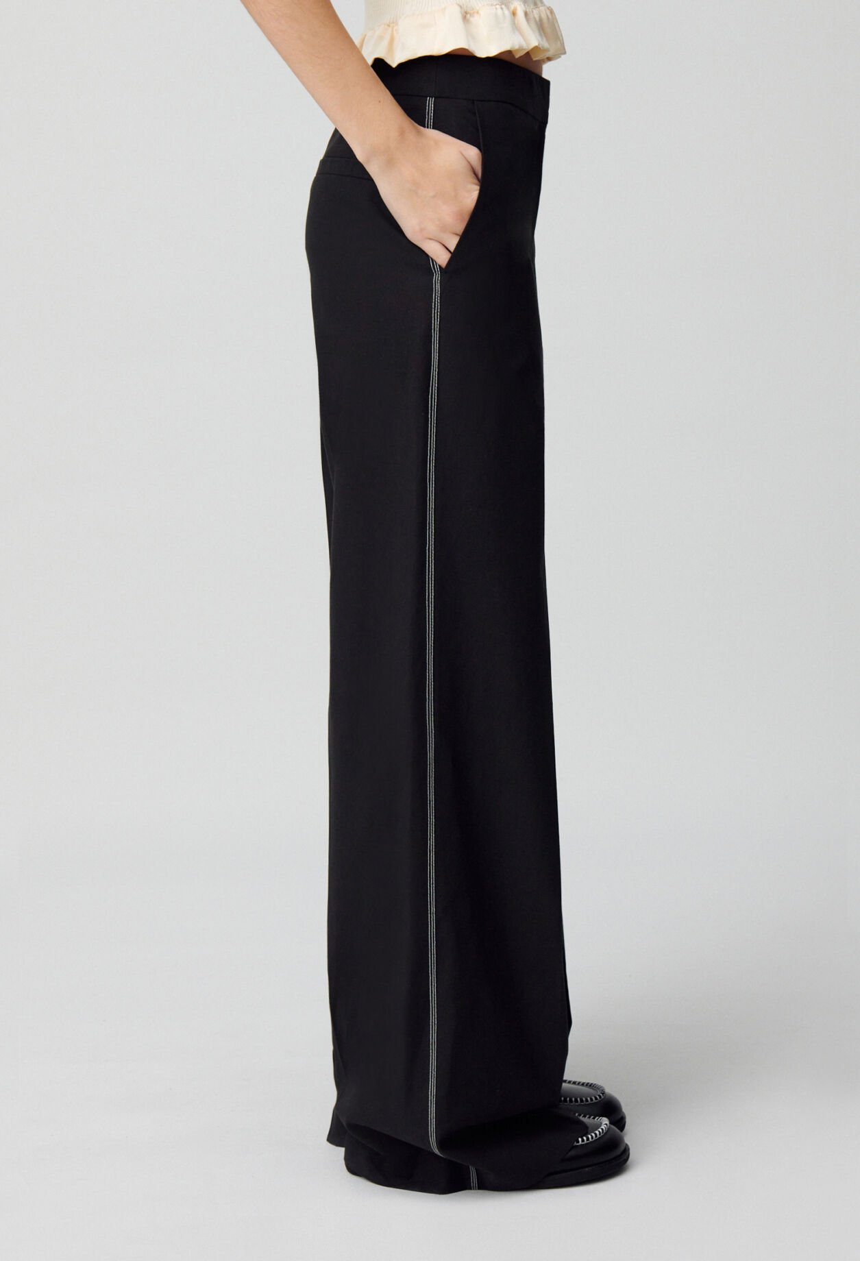 Wide-leg straight trousers
