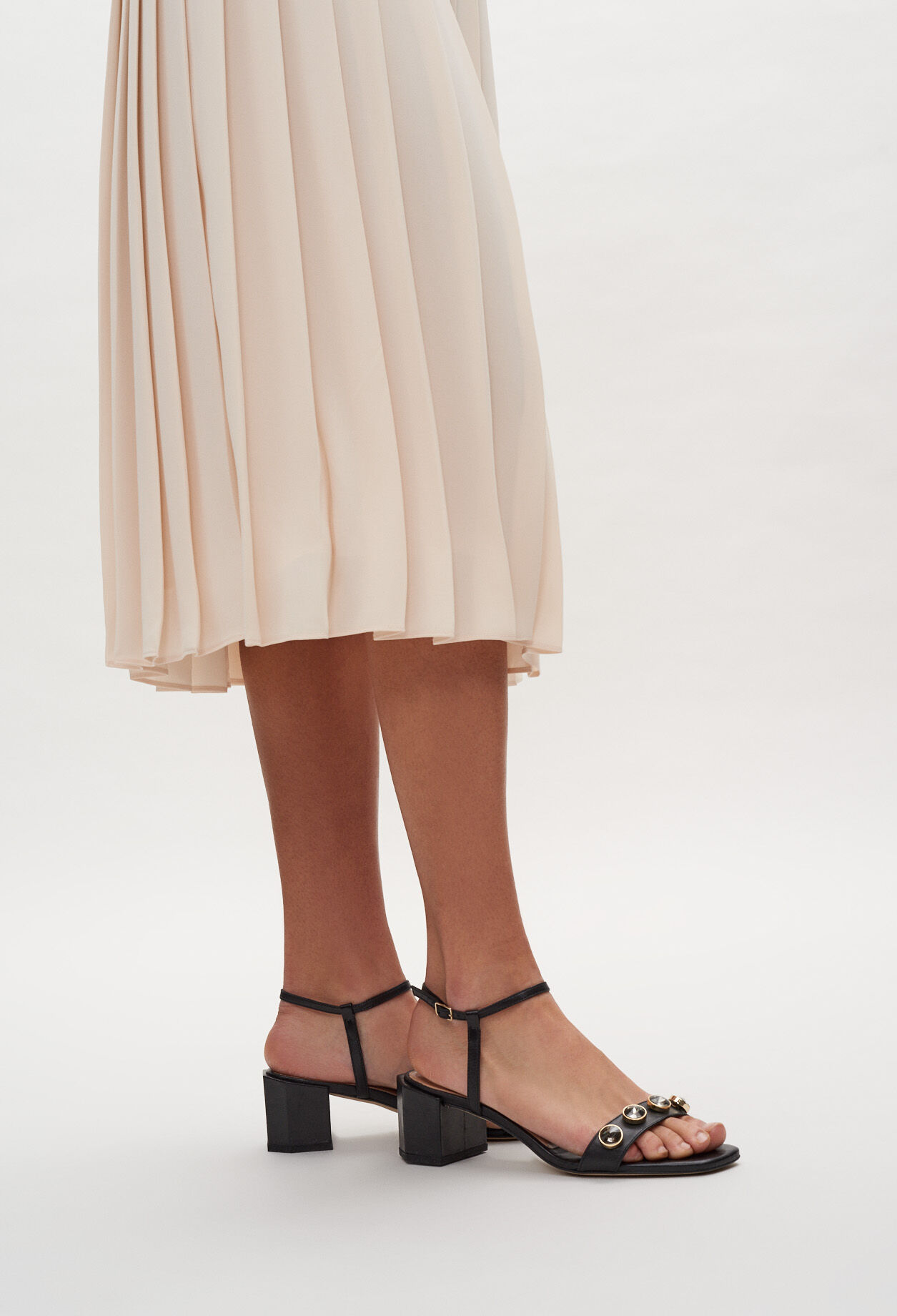 Summer sandals with square heels