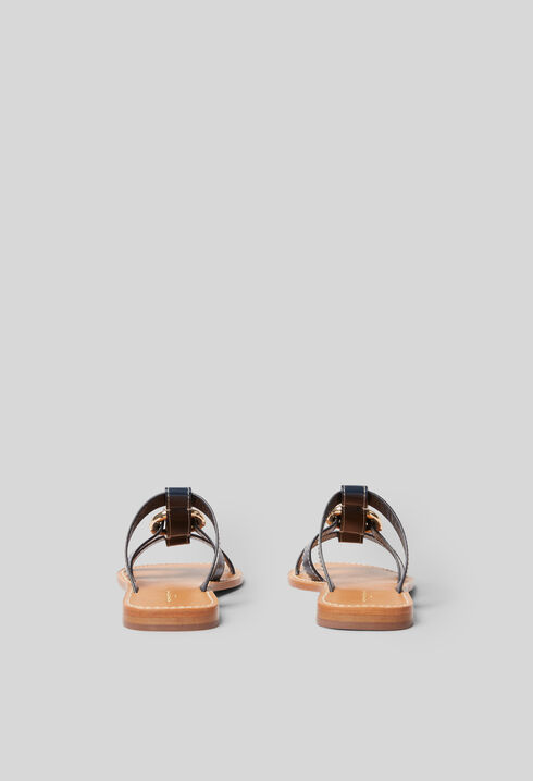 Strappy sandals with ring