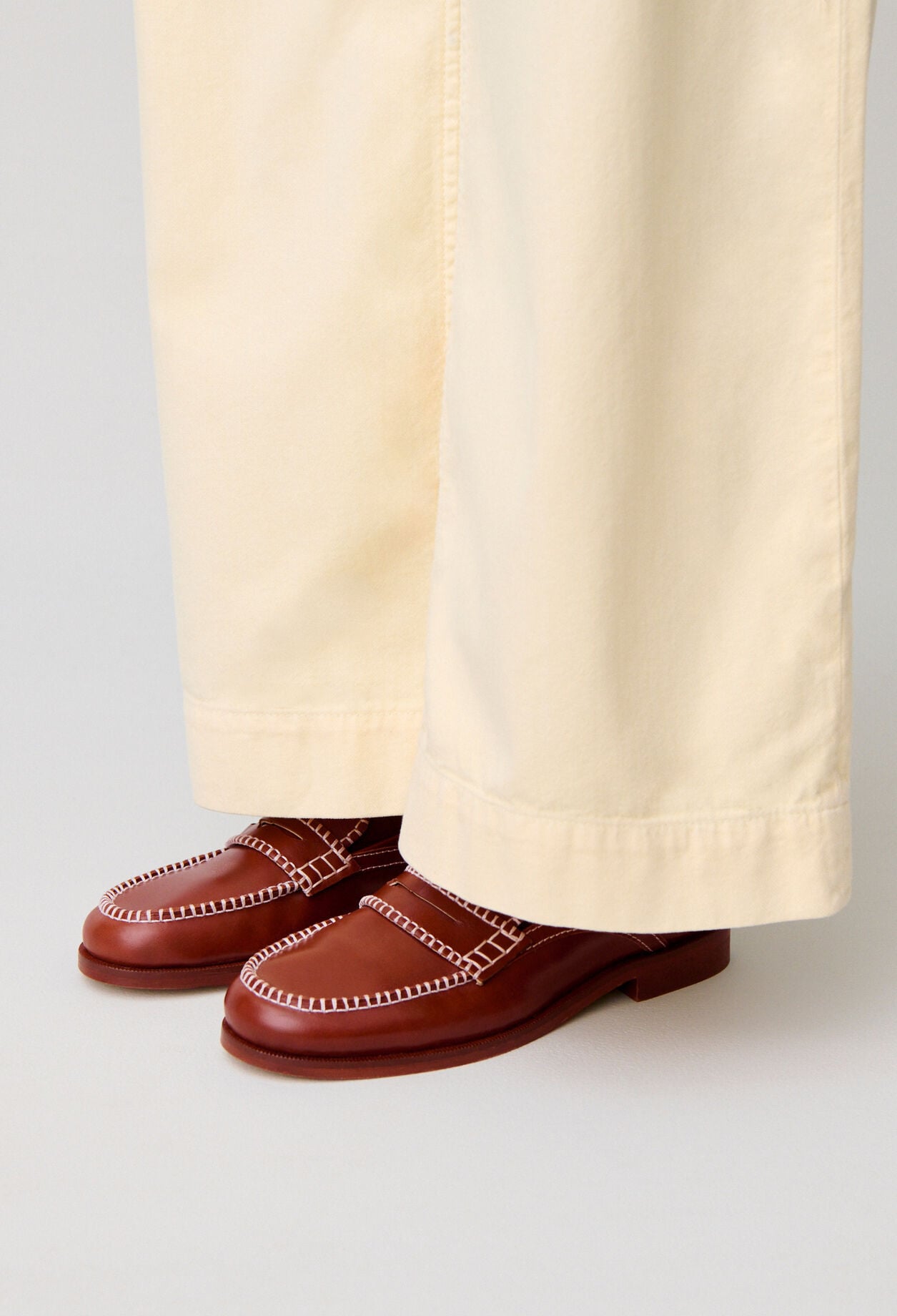 Smooth leather sandals & stitches
