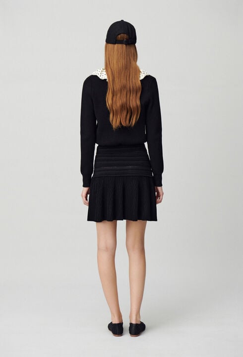 Short fine-knit skirt