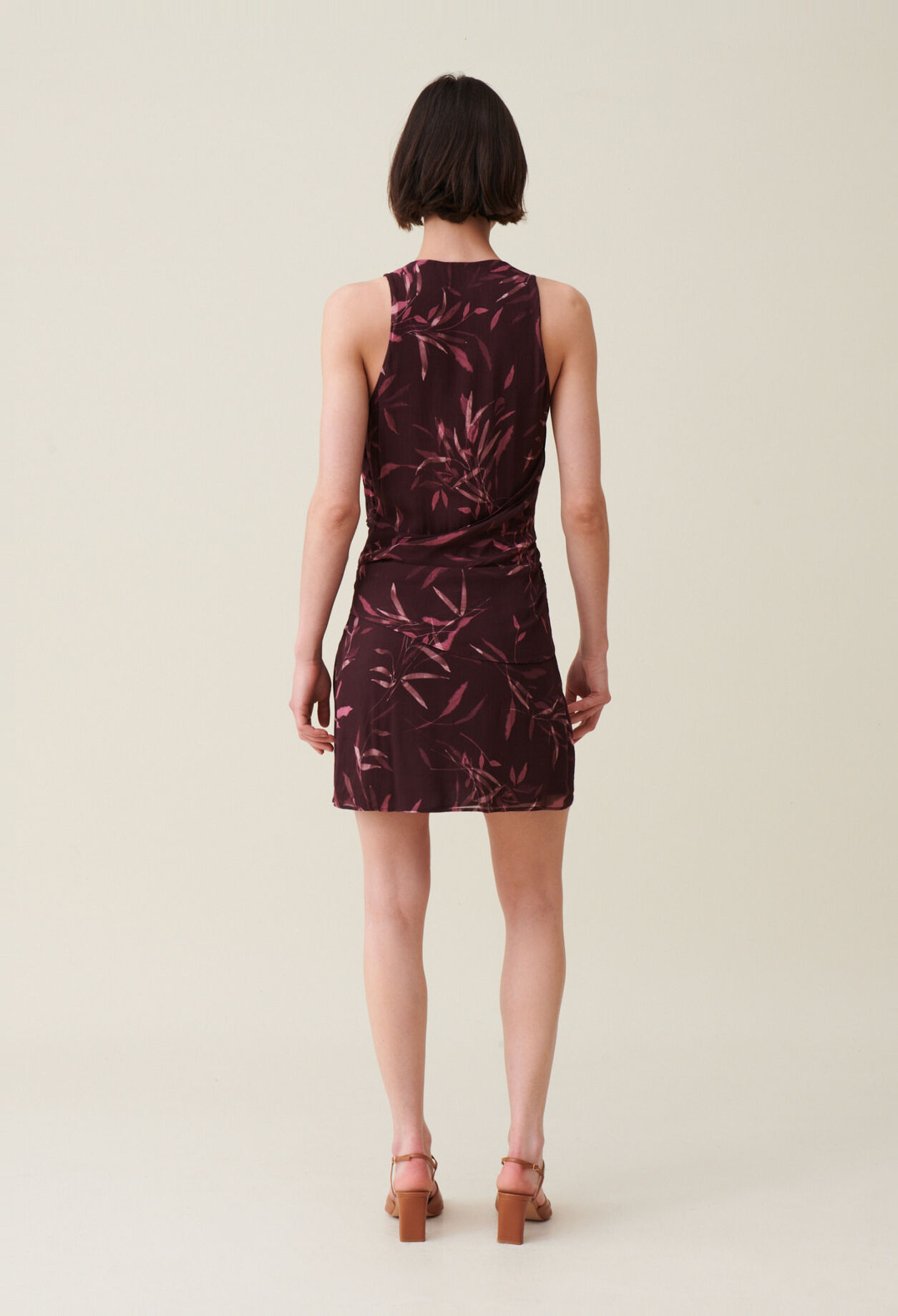 Short fluid dress without sleeves lined