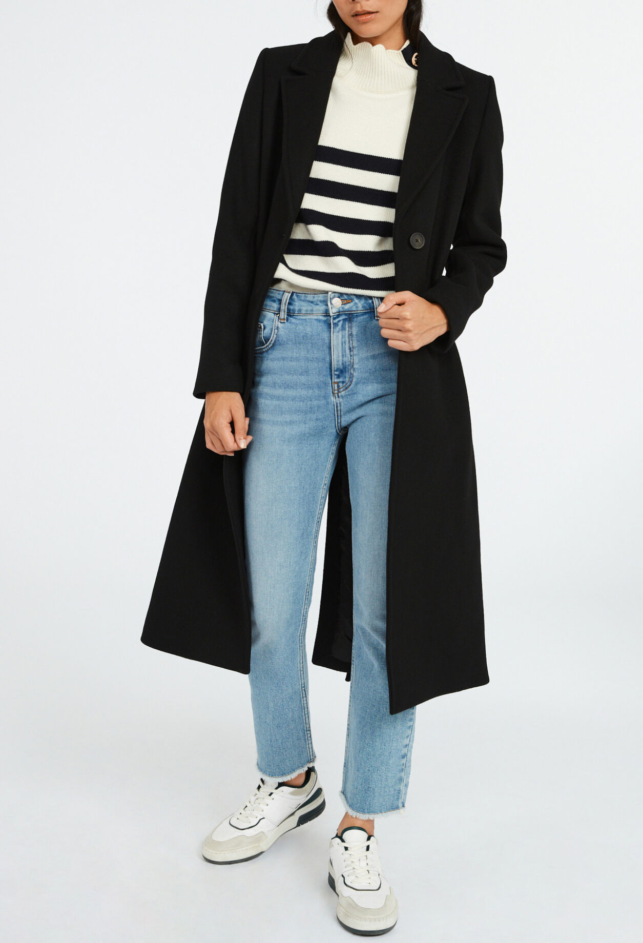 Mid-length straight coat