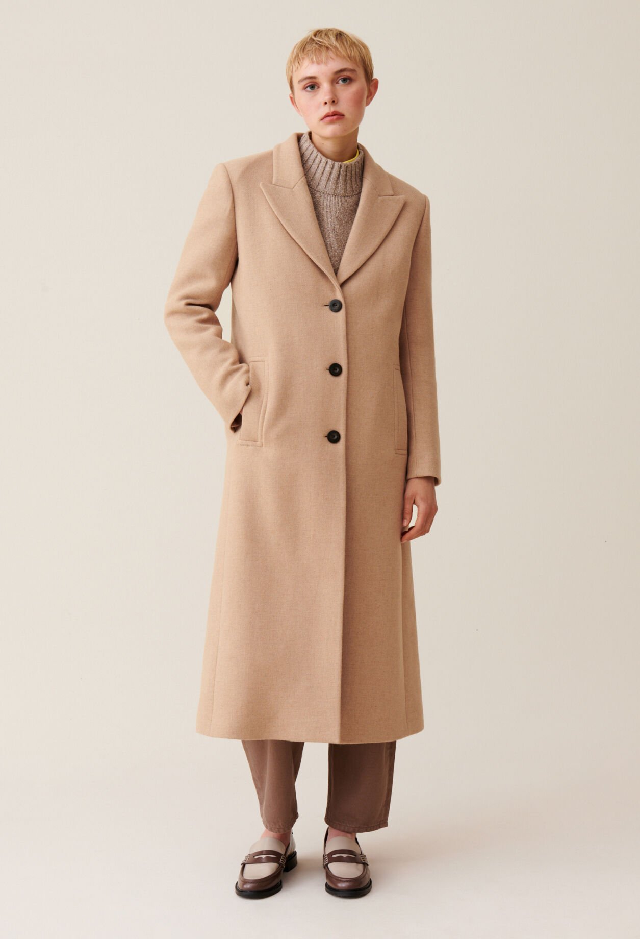 Mid-length straight coat
