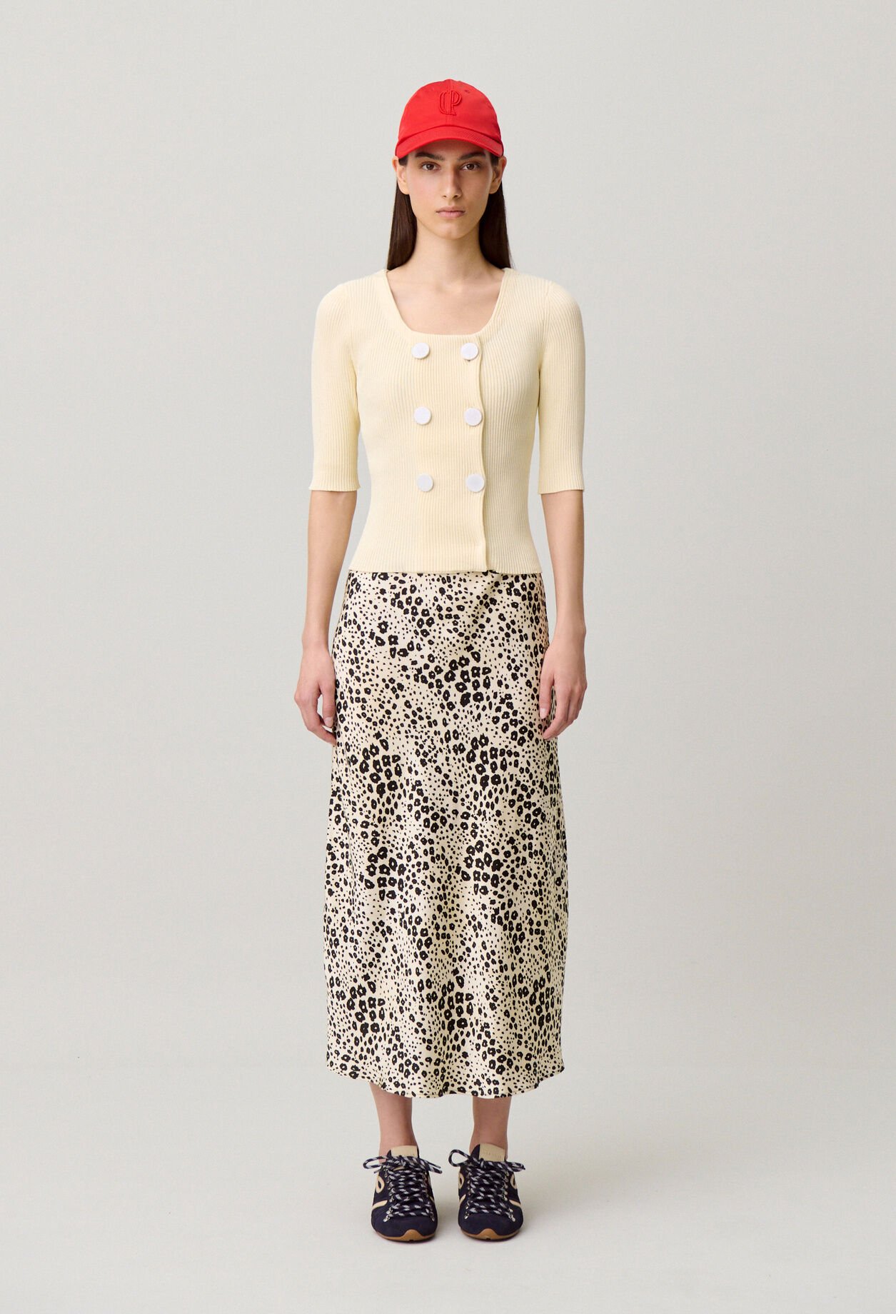 Round neck knitted cardigan