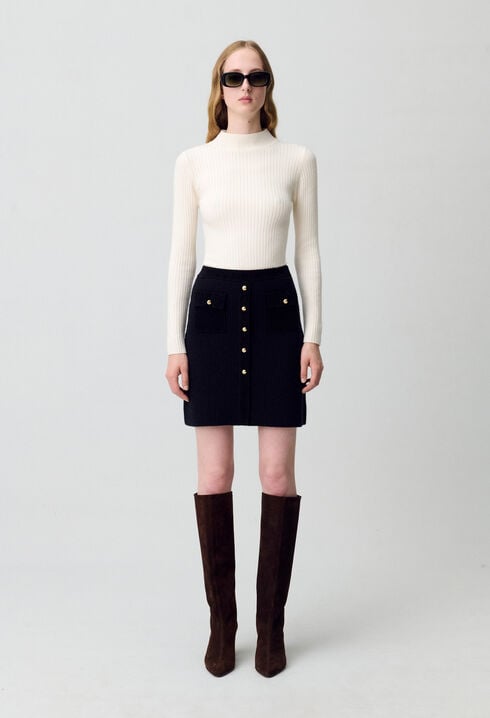 Short knitted skirt