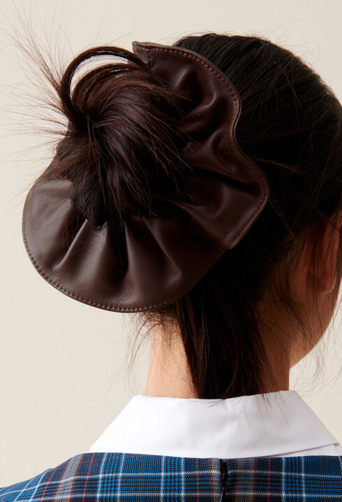 Leather scrunchie with topstitching