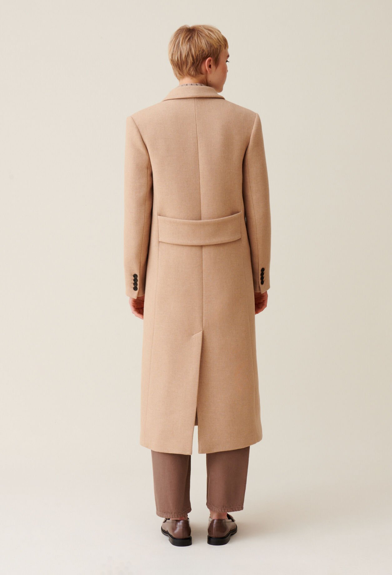 Mid-length straight coat