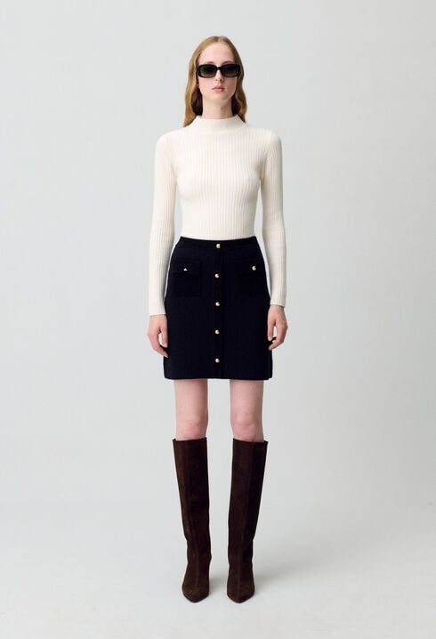 Short knitted skirt