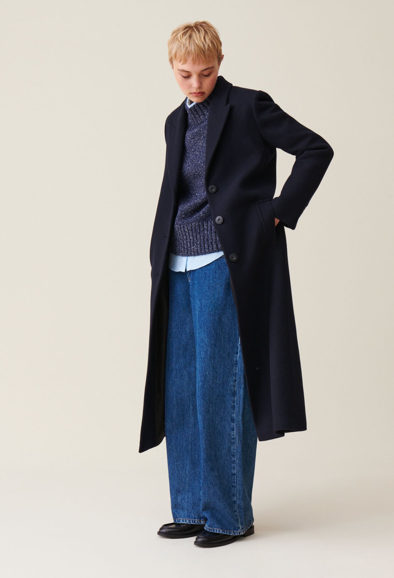 Mid-length straight coat