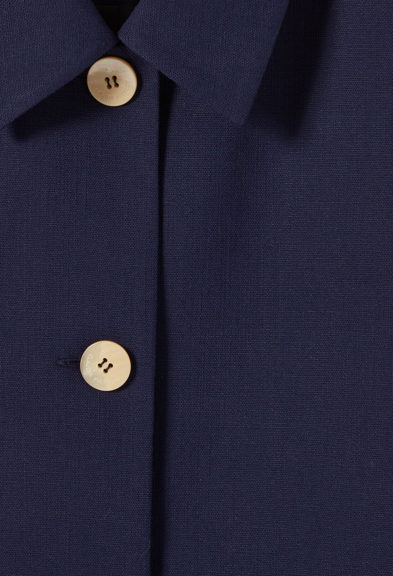 Short buttoned coat