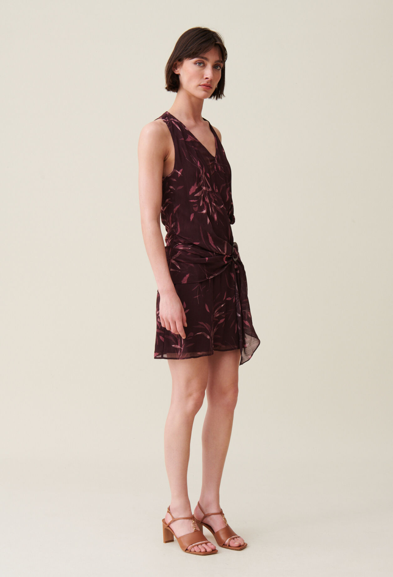 Short fluid dress without sleeves lined