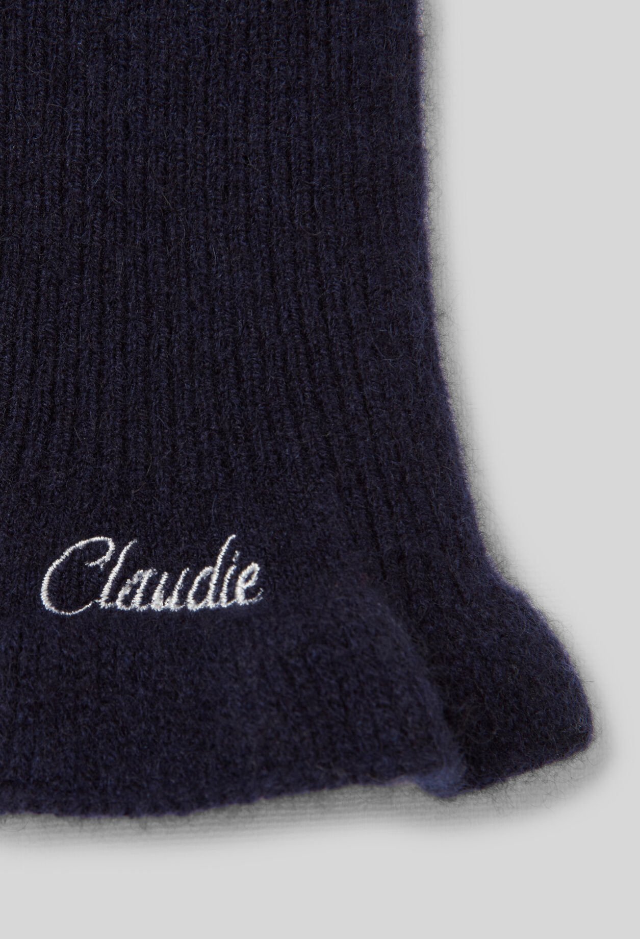 Embroidered knit gloves