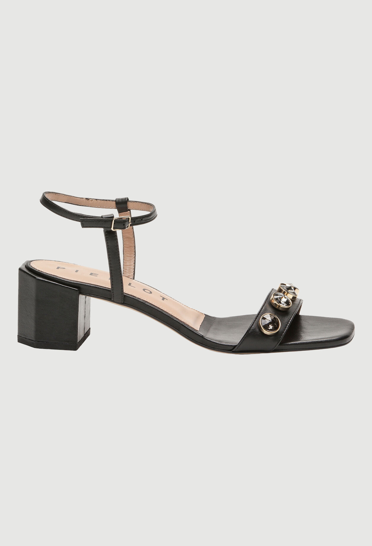 Summer sandals with square heels