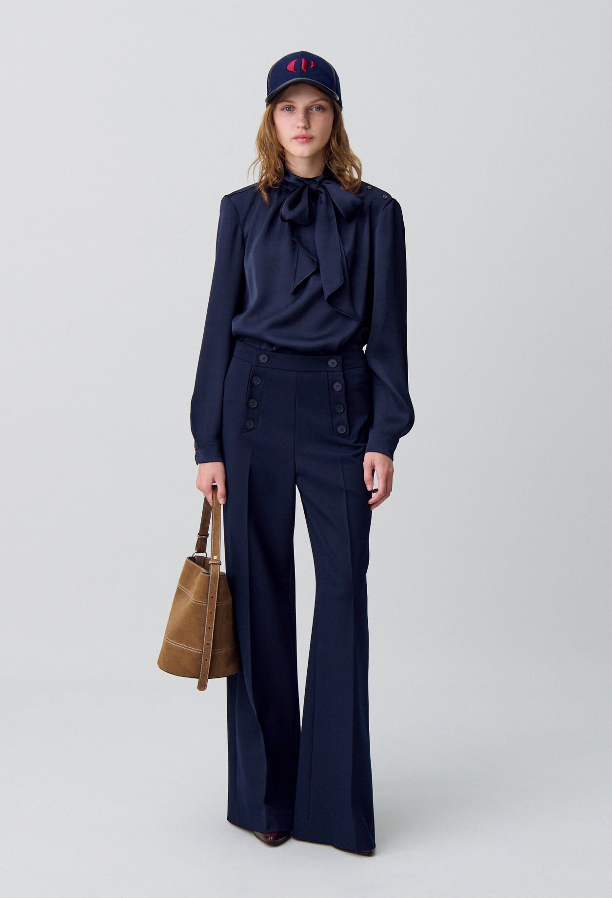 Flowy blouse with lavallière collar