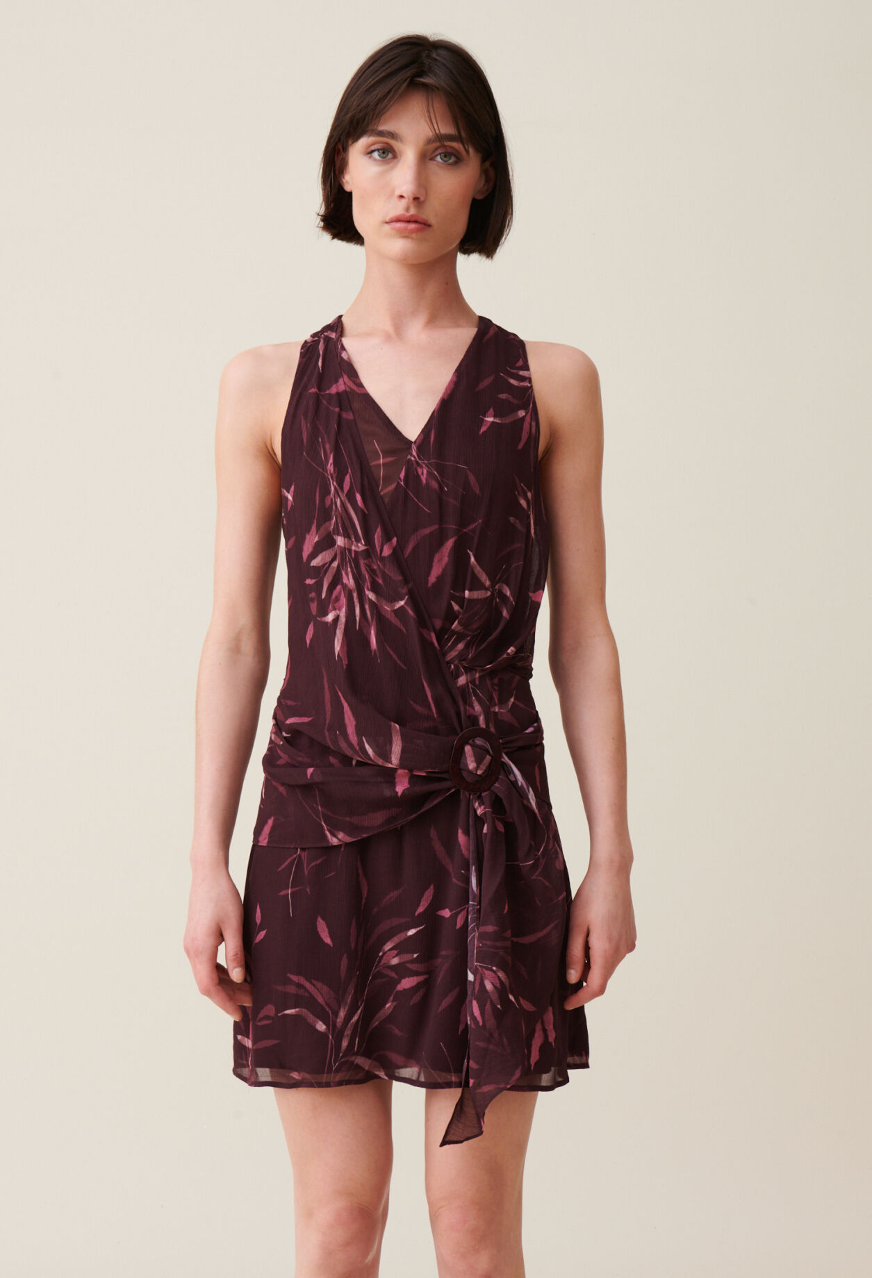 Short fluid dress without sleeves lined