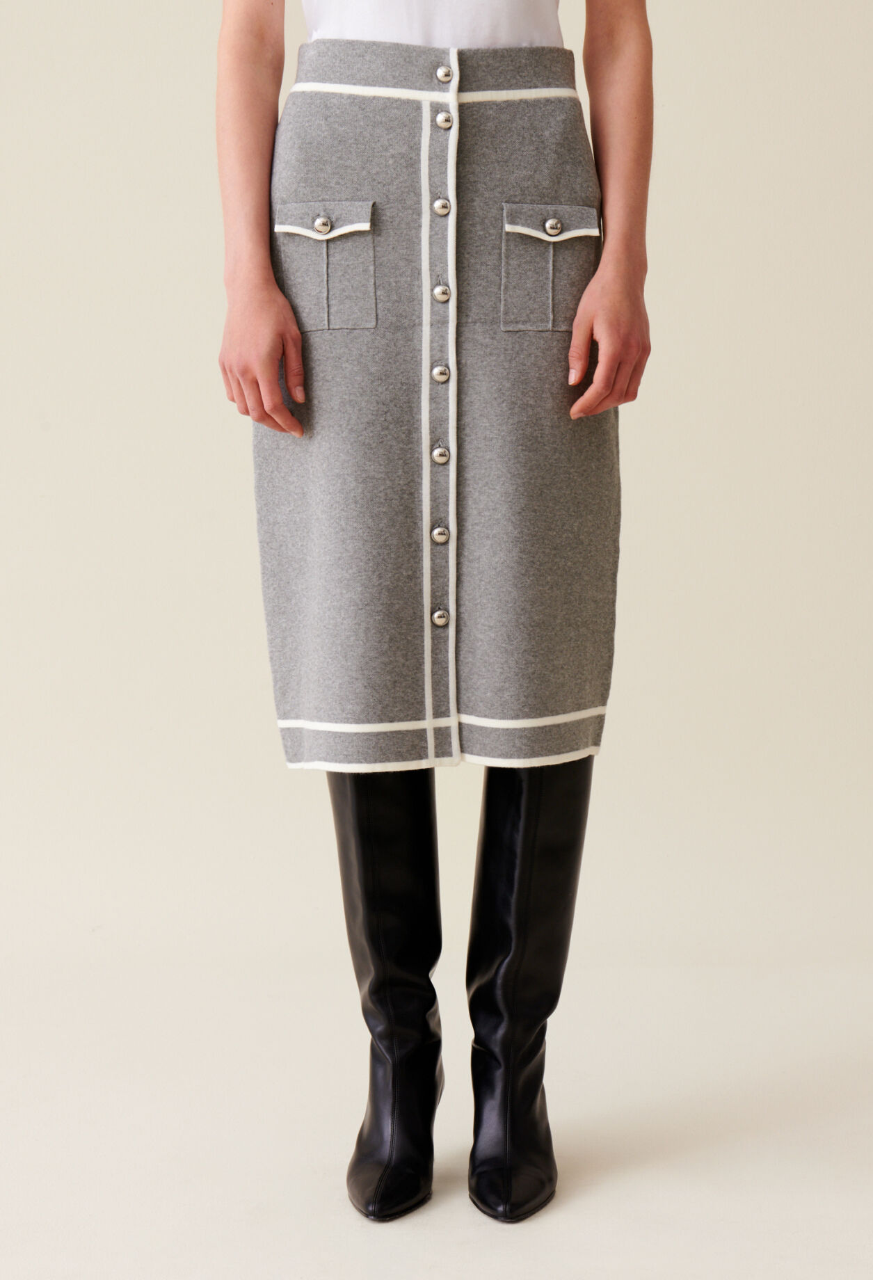 Mid-length grey knit skirt