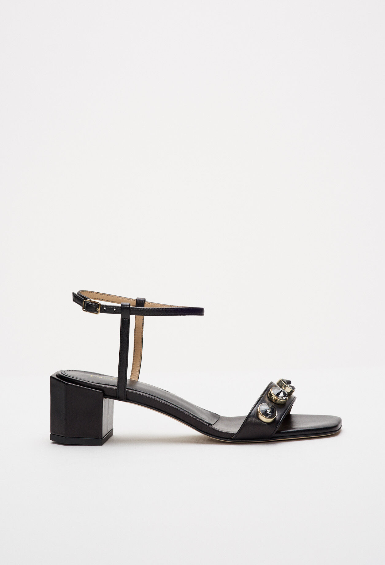 Summer sandals with square heels