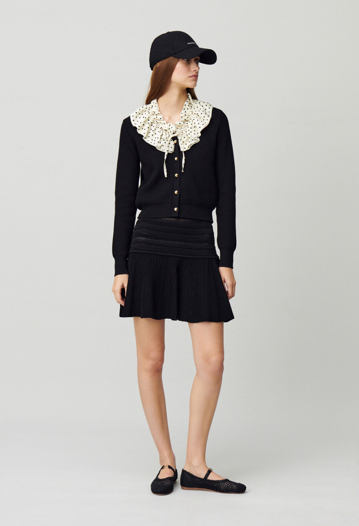 Short fine-knit skirt