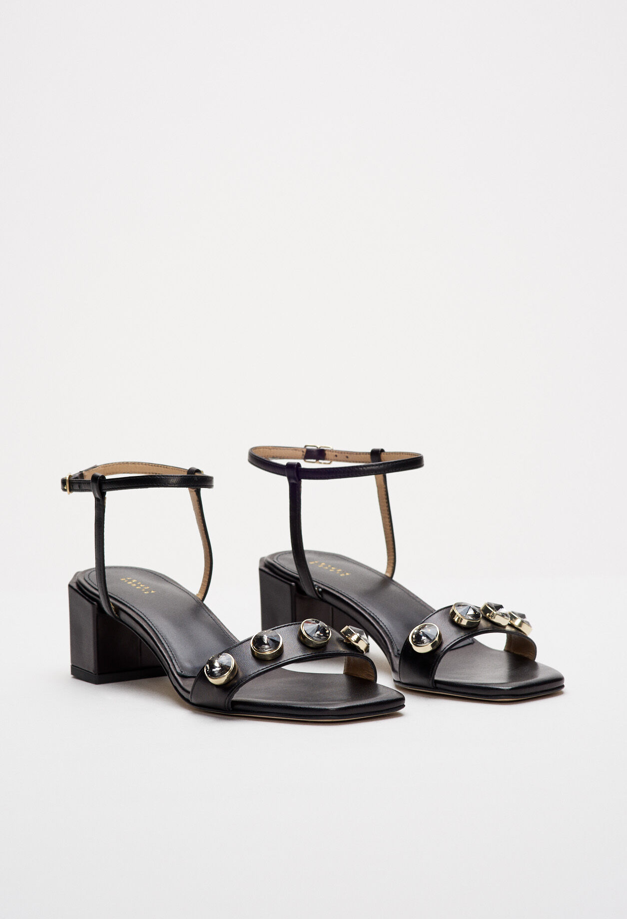 Summer sandals with square heels