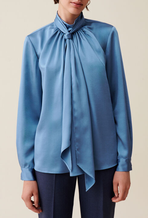 Flowy blouse lavalli&egrave;re neckline
