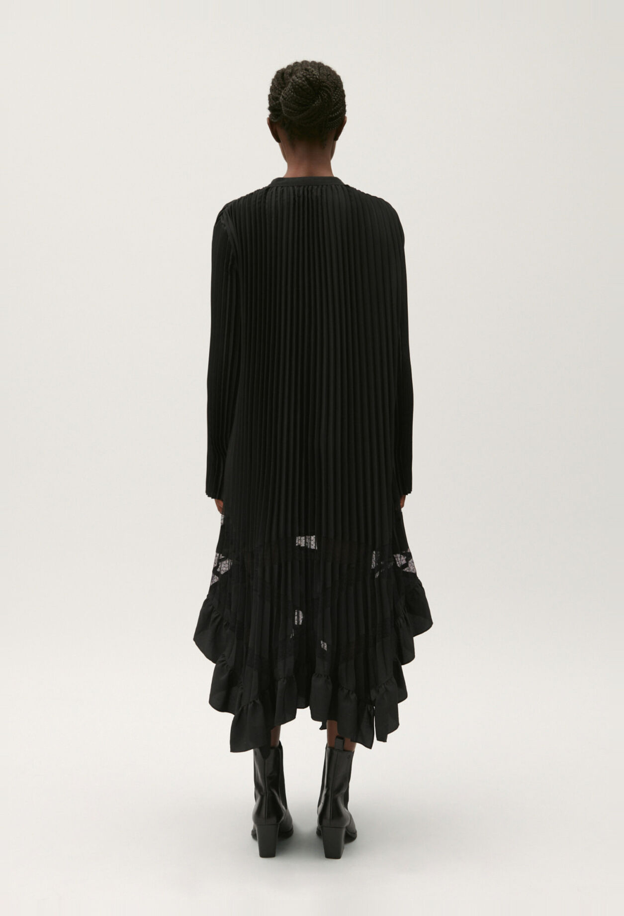 Robe noire longue plissée à volants