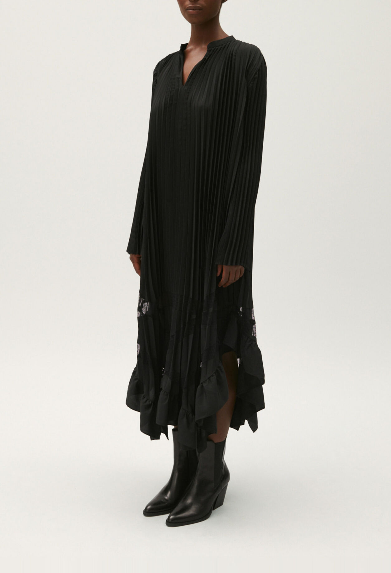 Robe noire longue plissée à volants