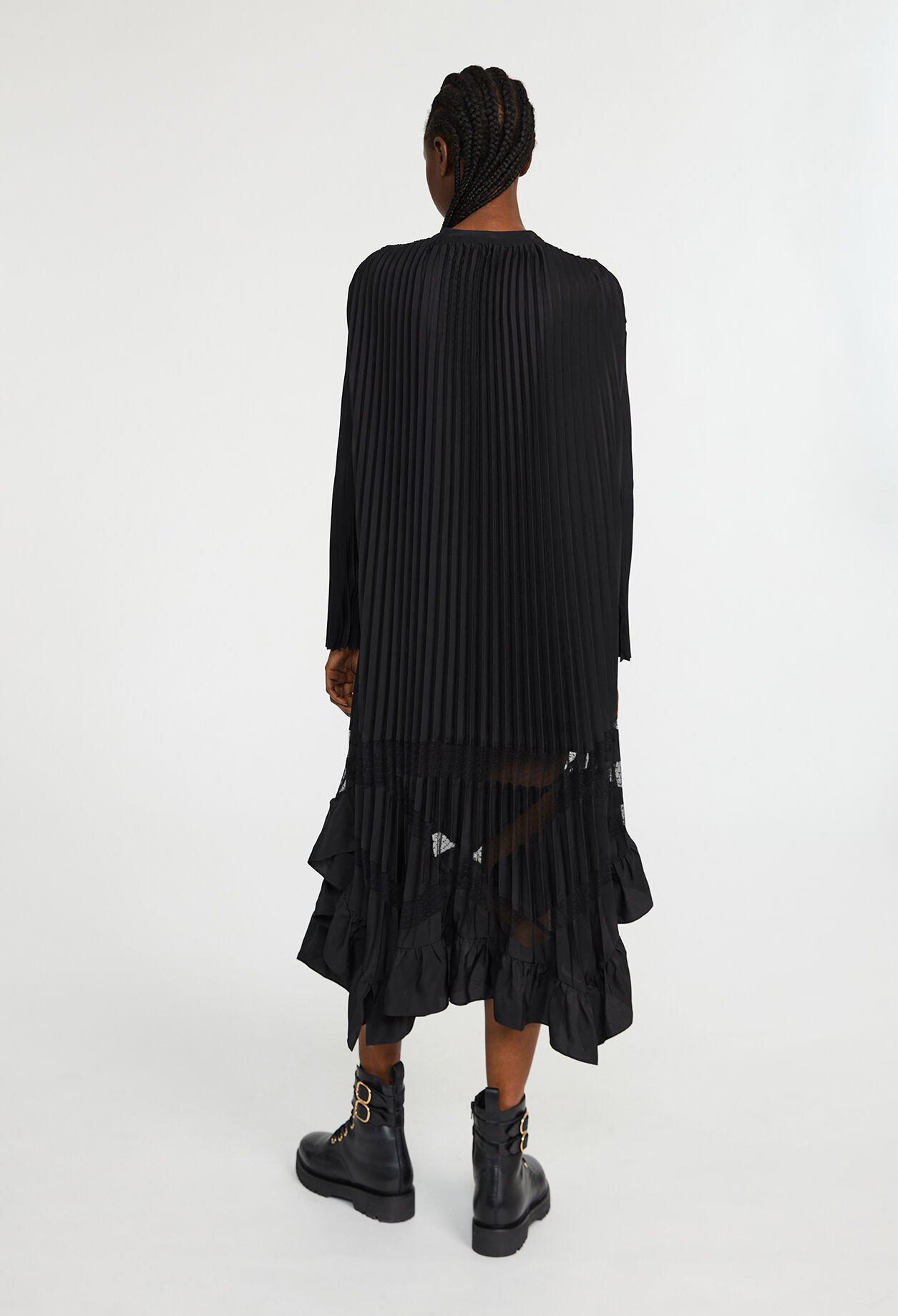 Robe noire longue plissée à volants