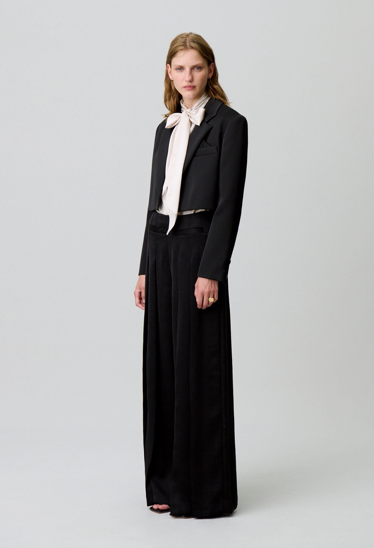 Pleated wide-leg trousers