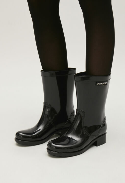 Black Wellington boots
