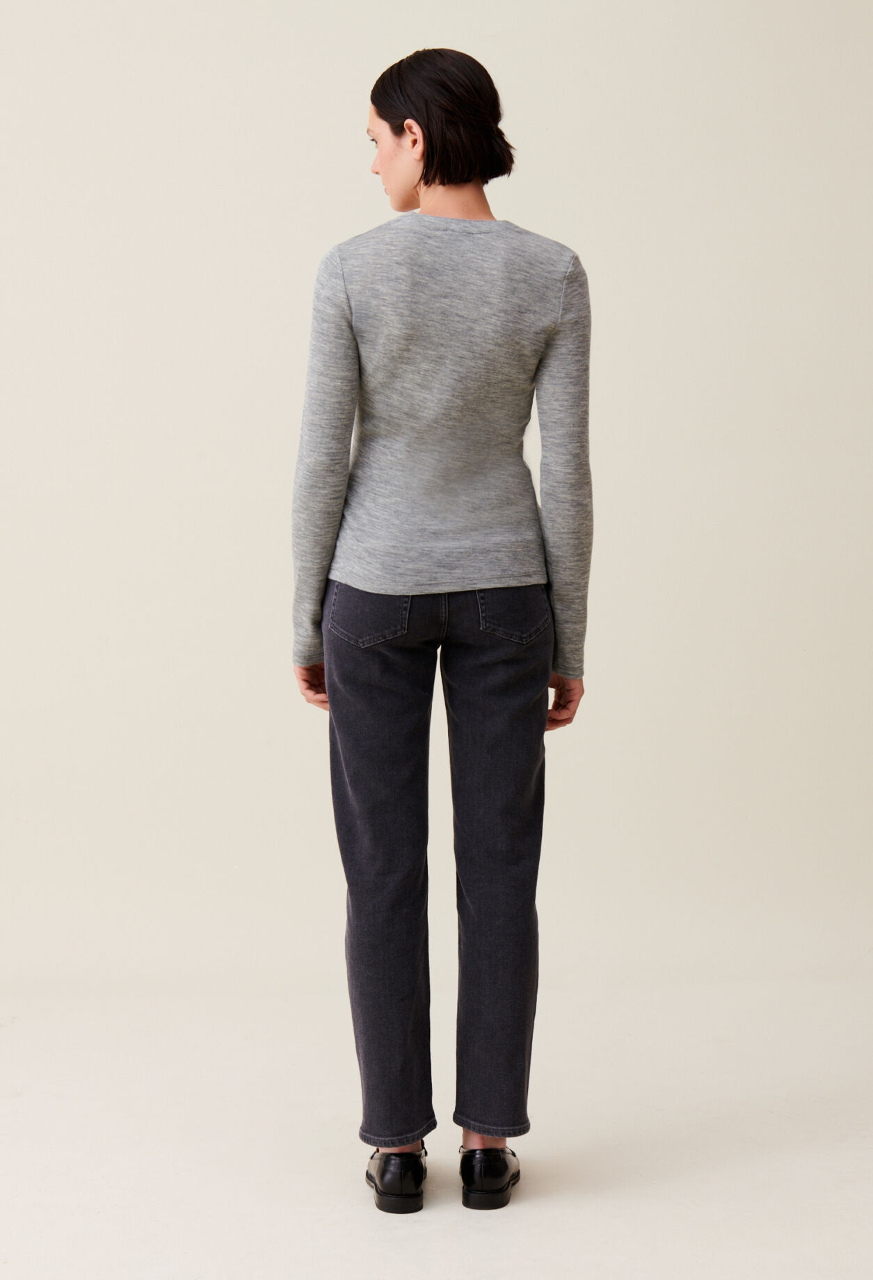 Fitted grey crew neck top