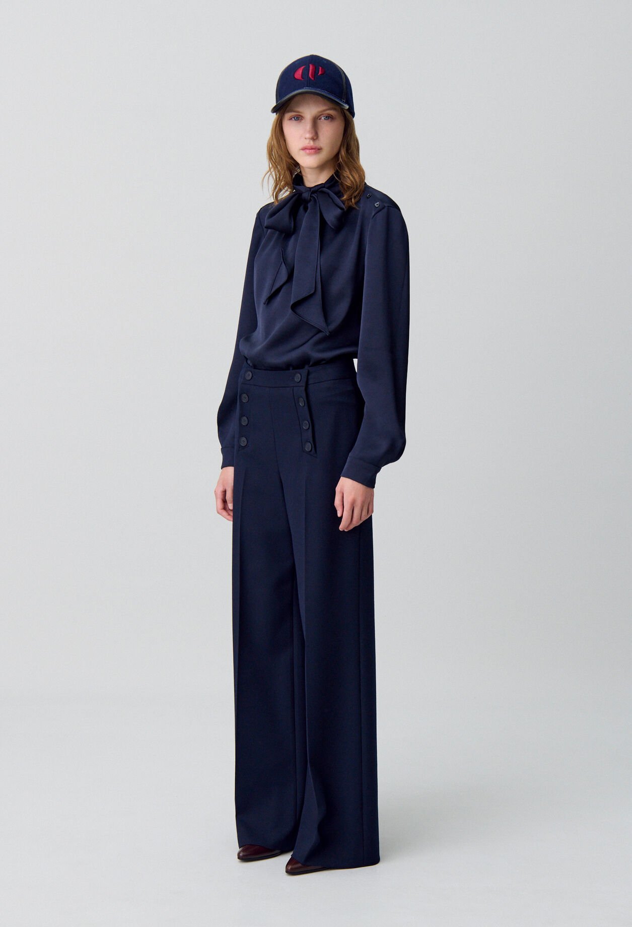Flowy blouse with lavallière collar