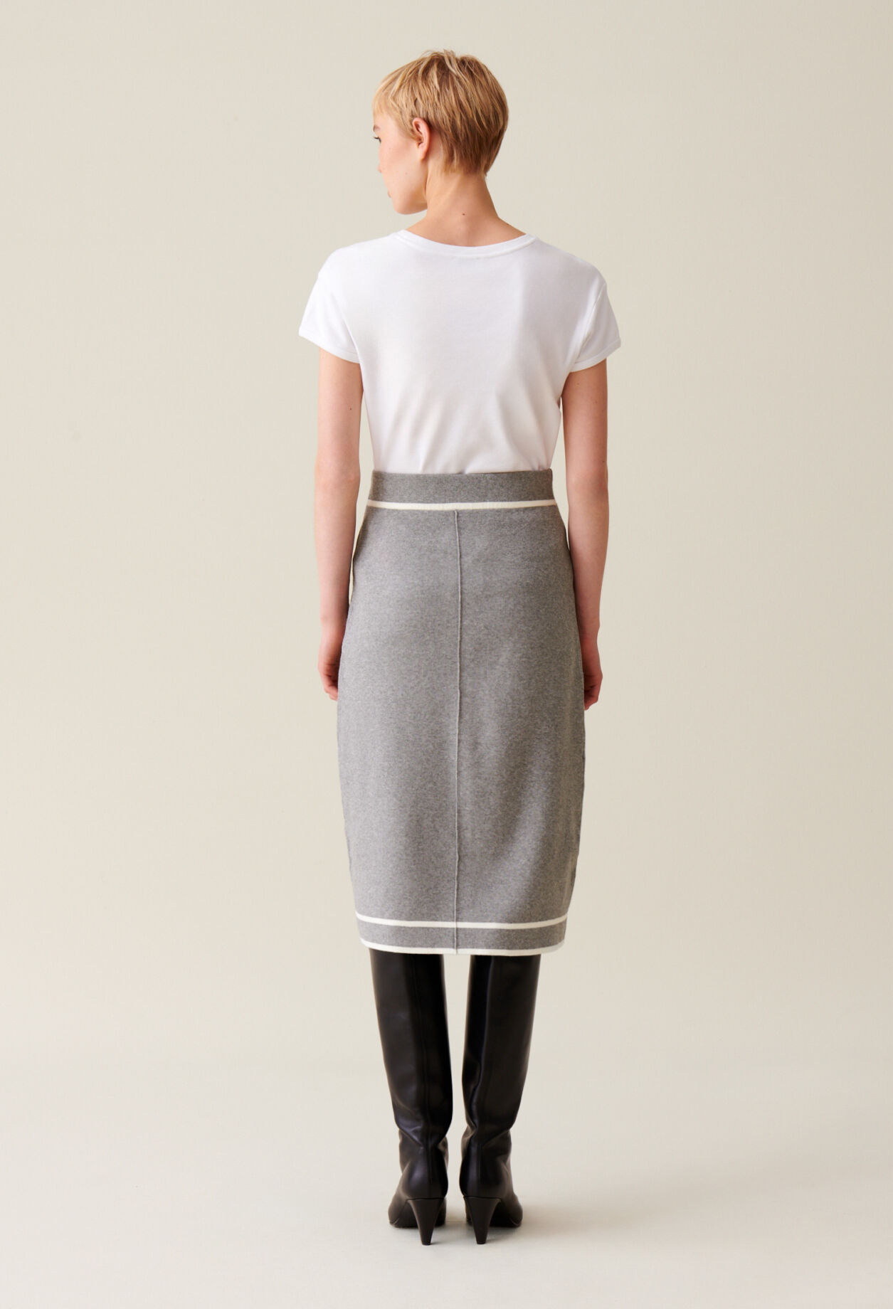 Mid-length grey knit skirt