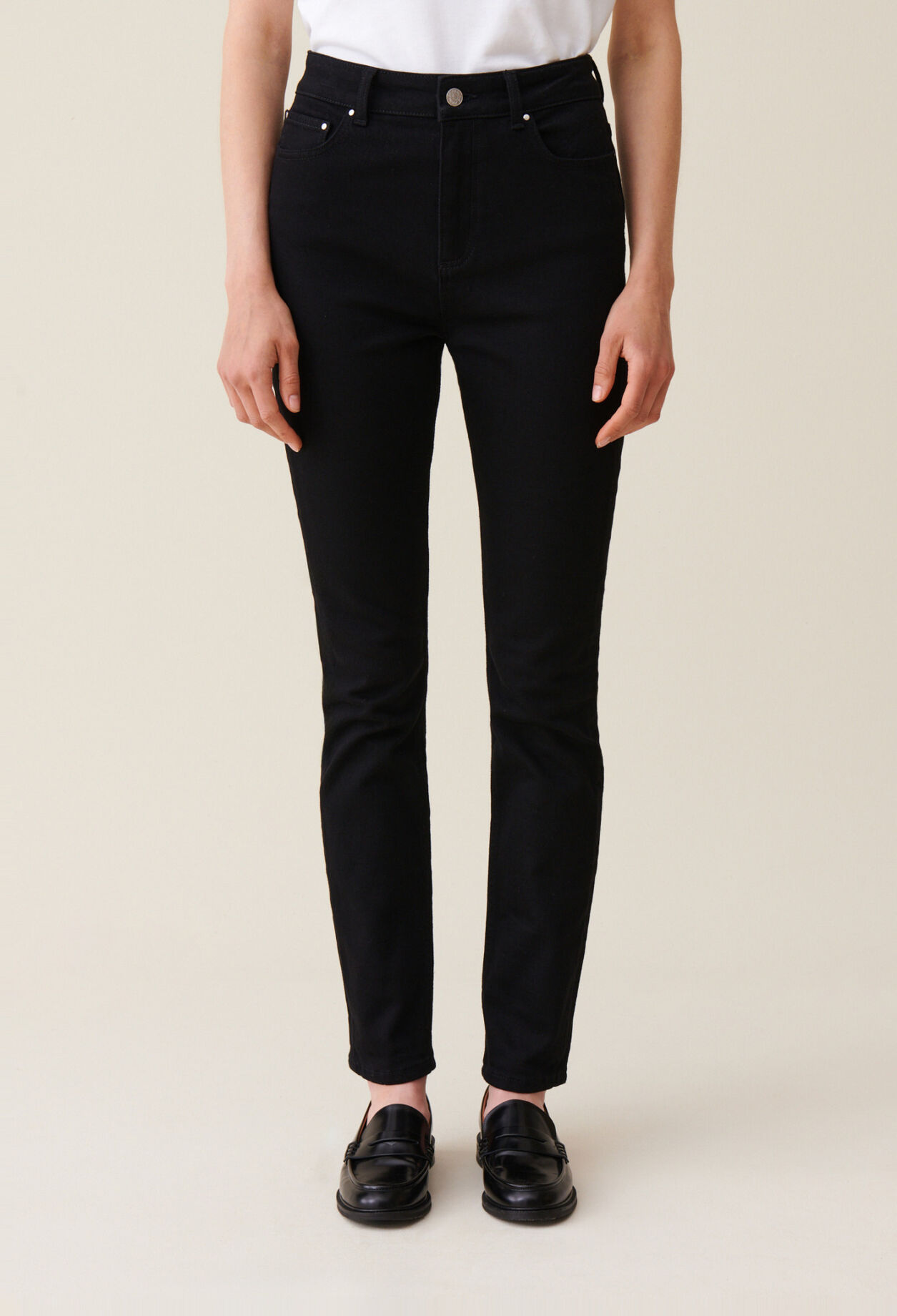 Black mid-rise slim jeans