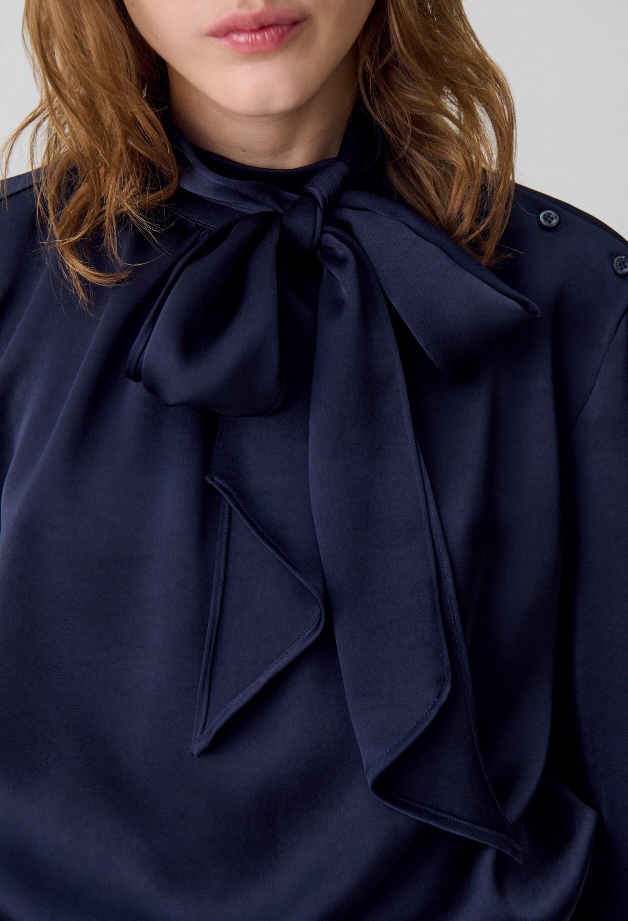 Flowy blouse with lavallière collar
