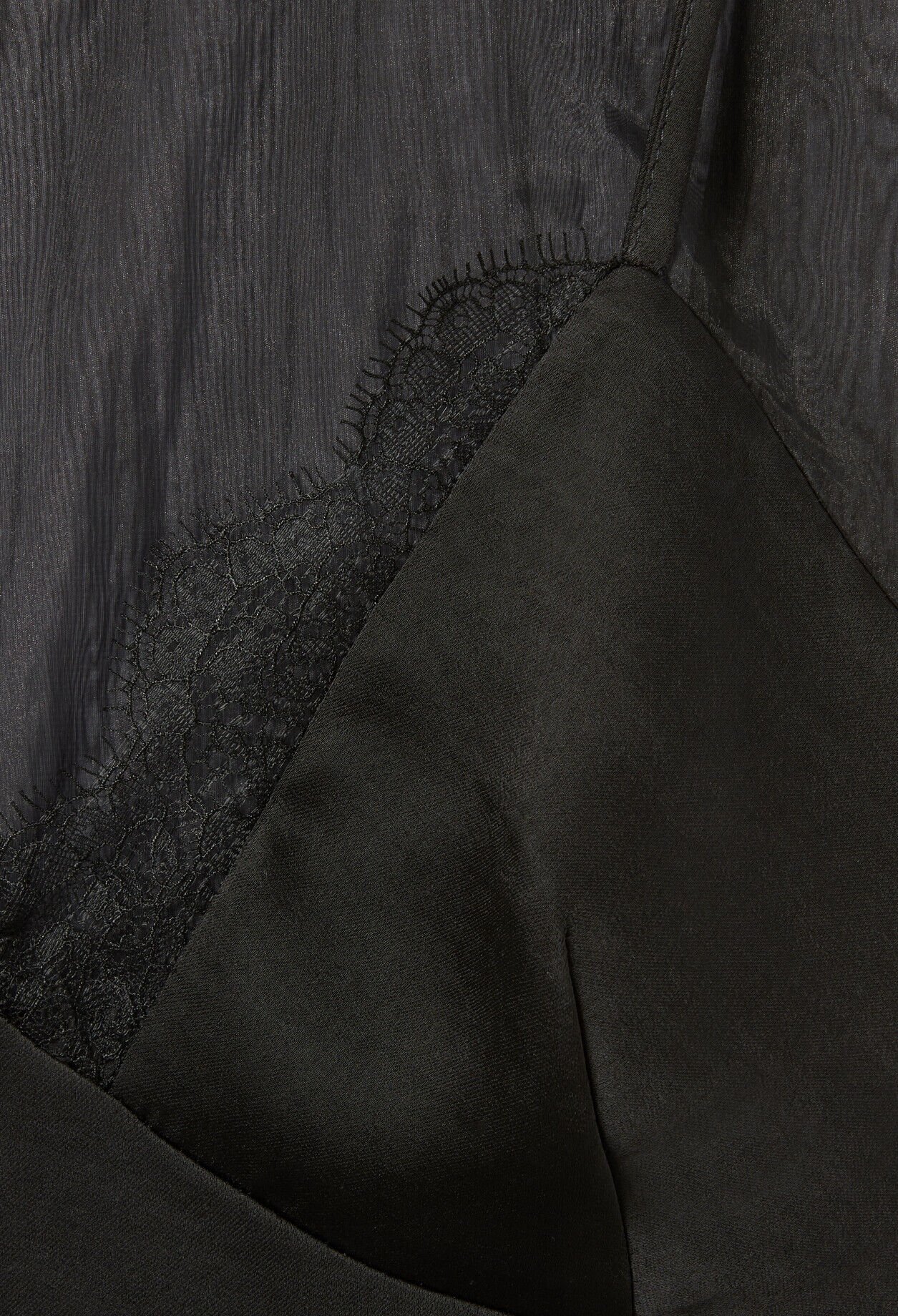 Fluid top with lace details