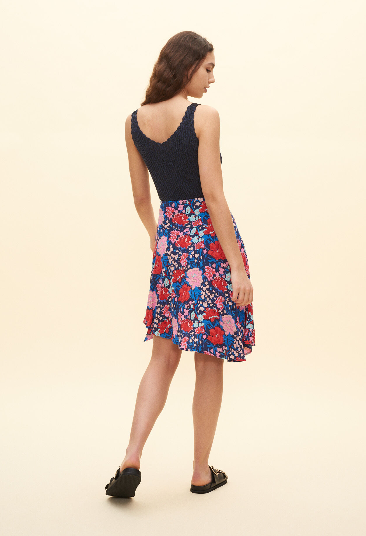 Asymmetric skirt with waist tie