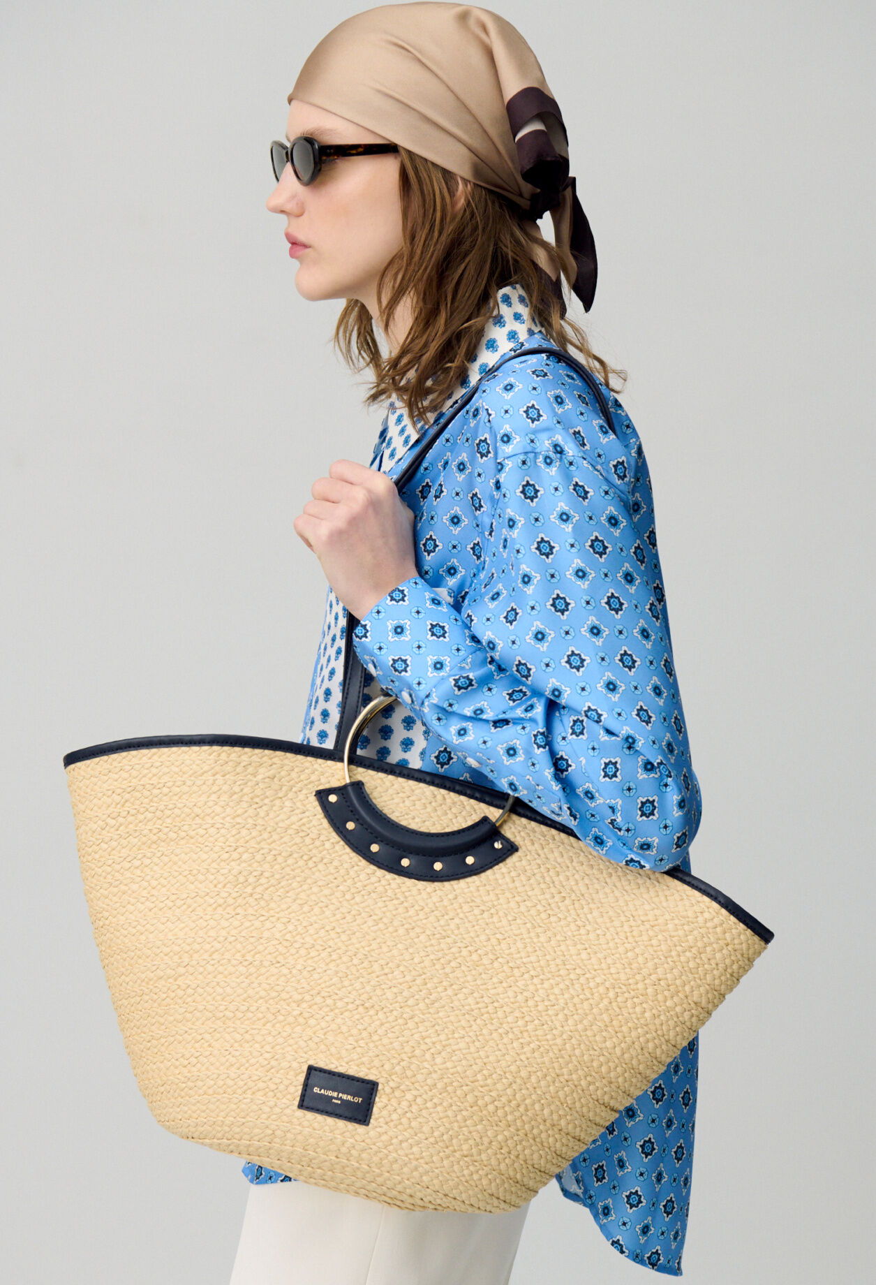 Braided raffia basket with handles