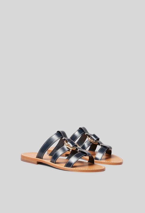 Strappy sandals with ring