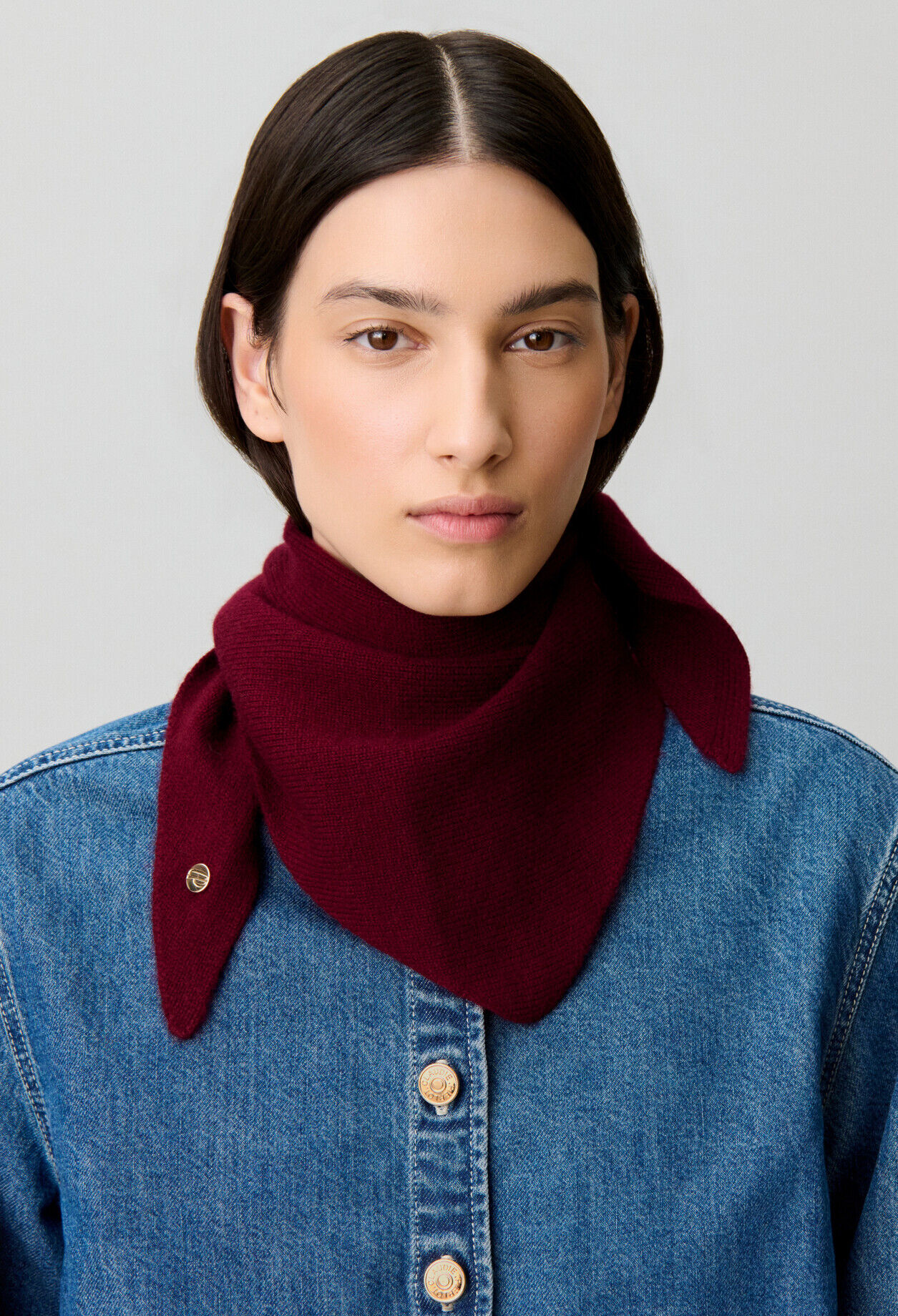 Triangular wool scarf