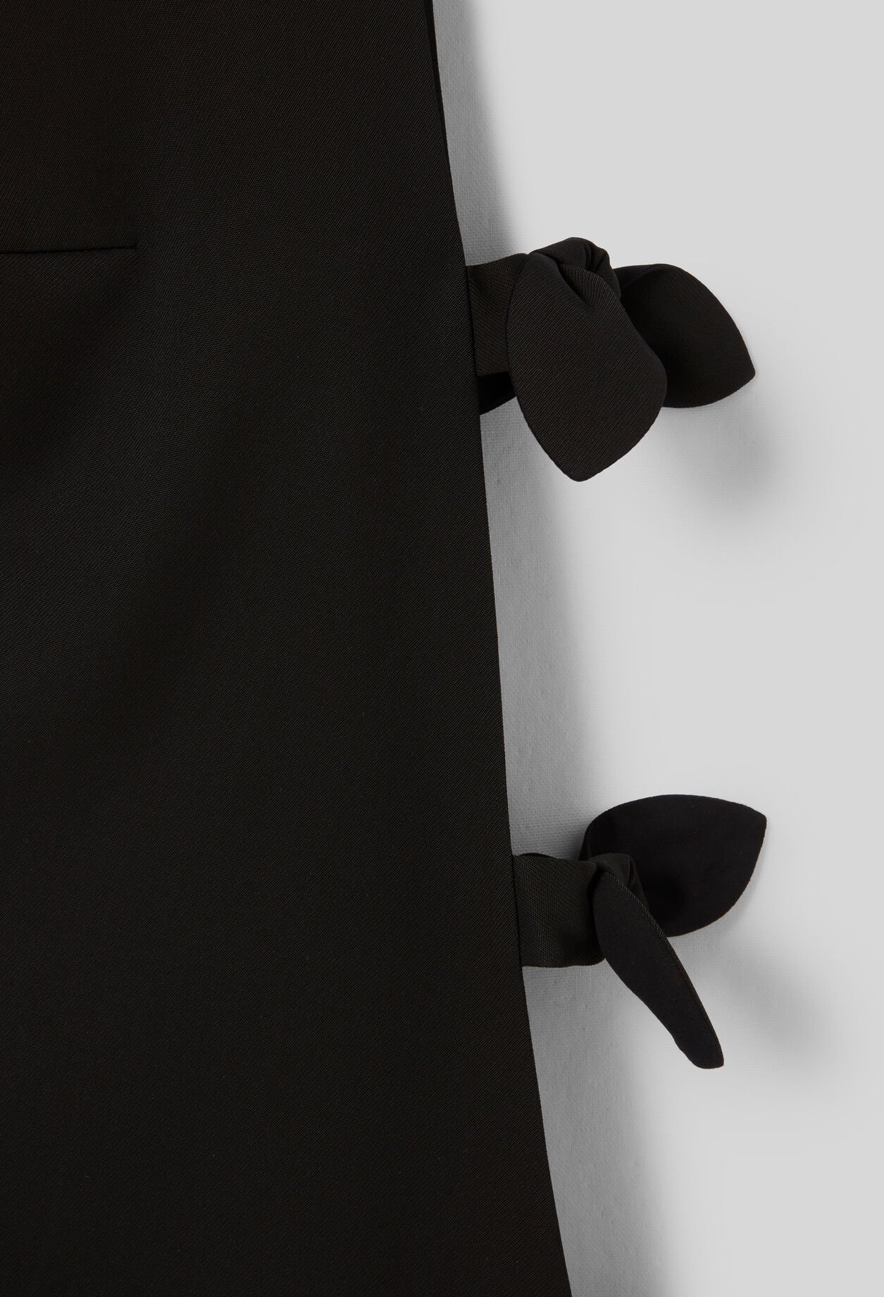 Short dress with bows