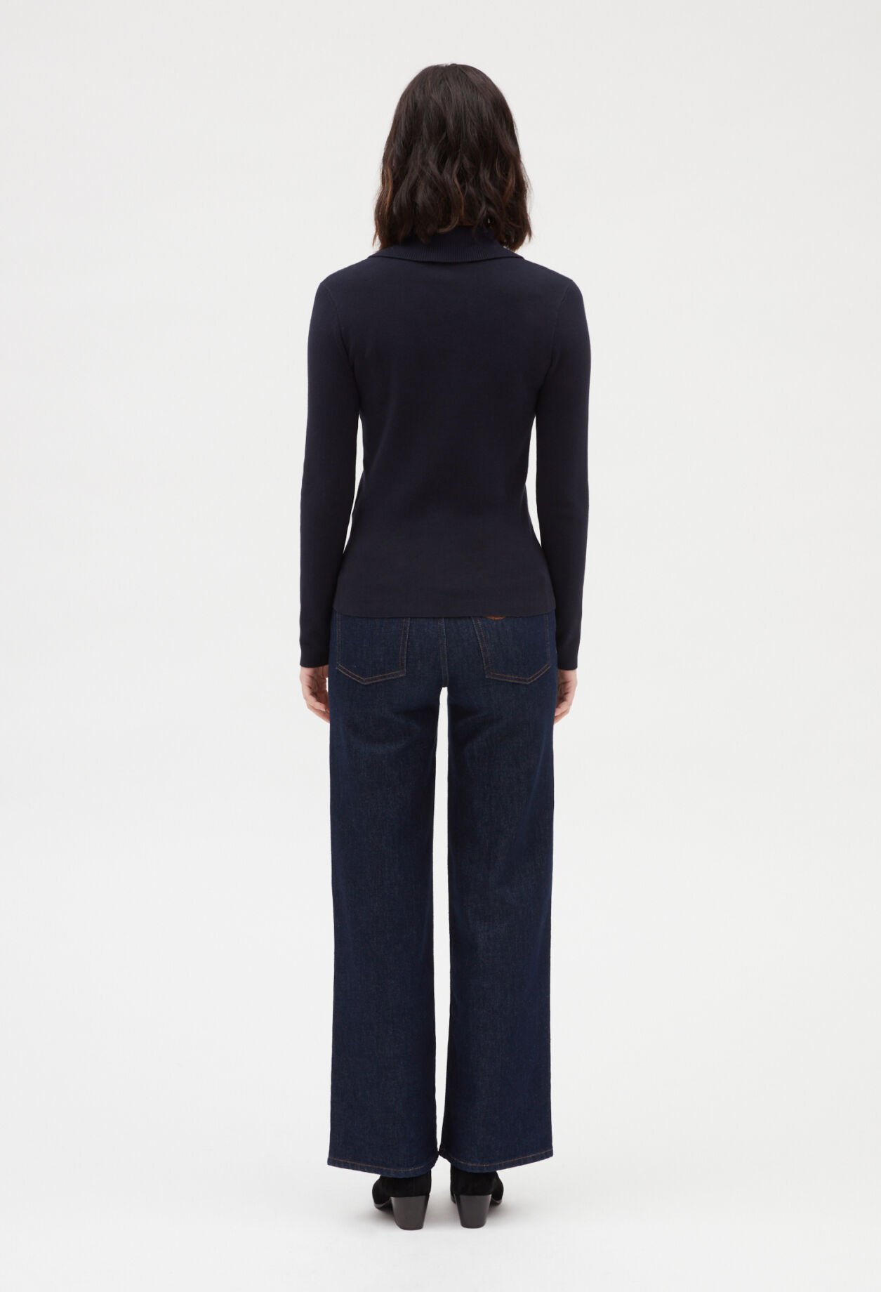 Navy blue long-sleeved jumper