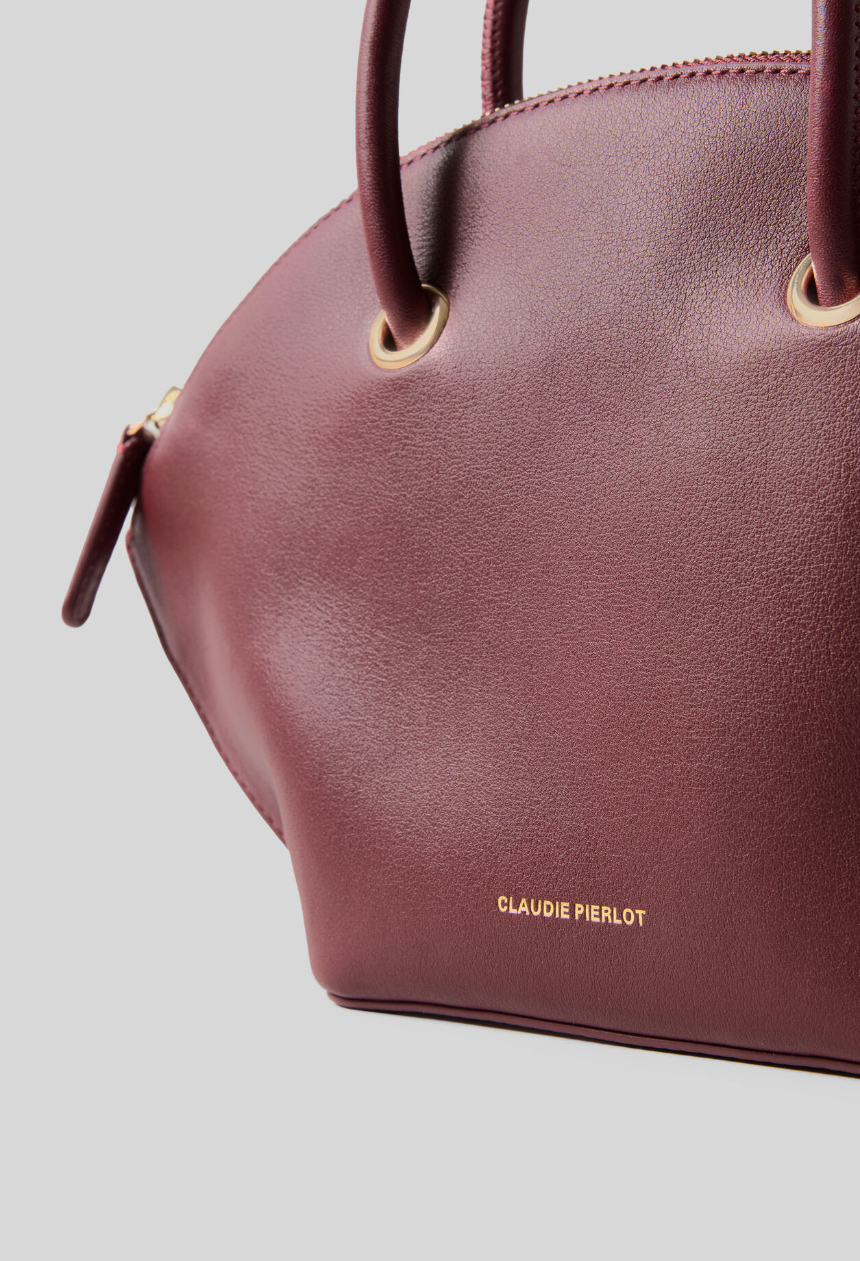 Smooth leather bag with gold rings