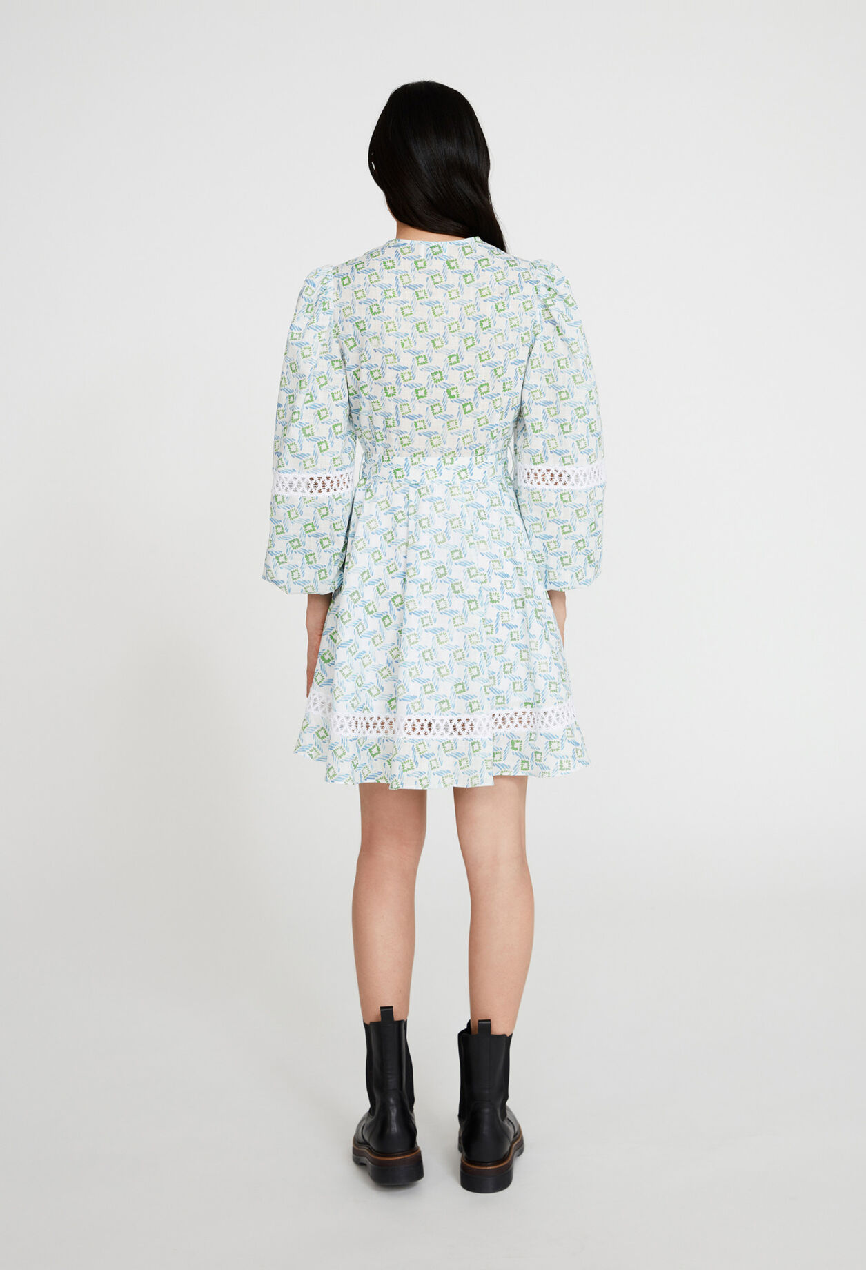 Robe imprim&eacute;e bleue &agrave; galons de dentelle