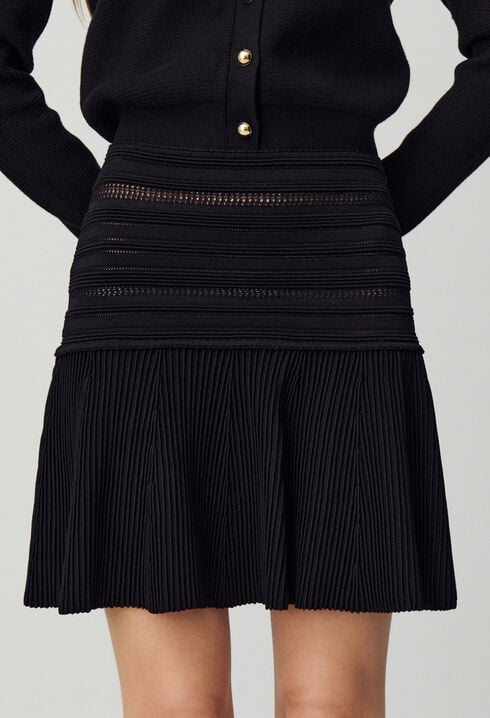 Short fine-knit skirt