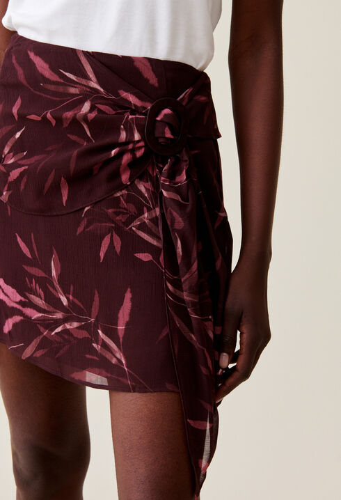Short flowing skirt with floral print