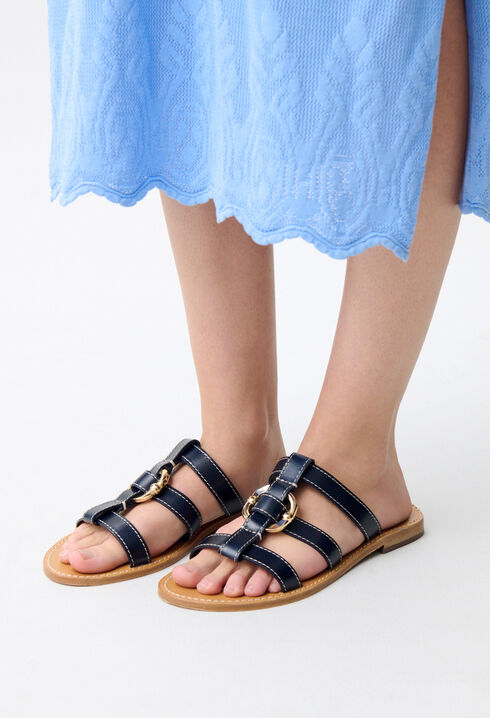 Strappy sandals with ring