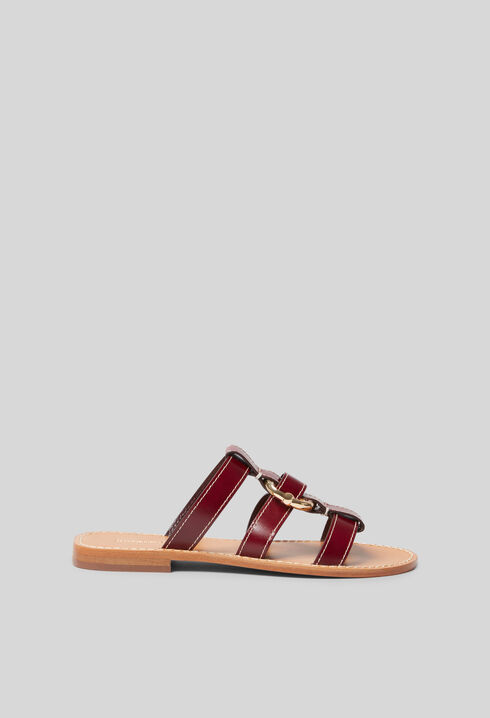 Strappy sandals with ring